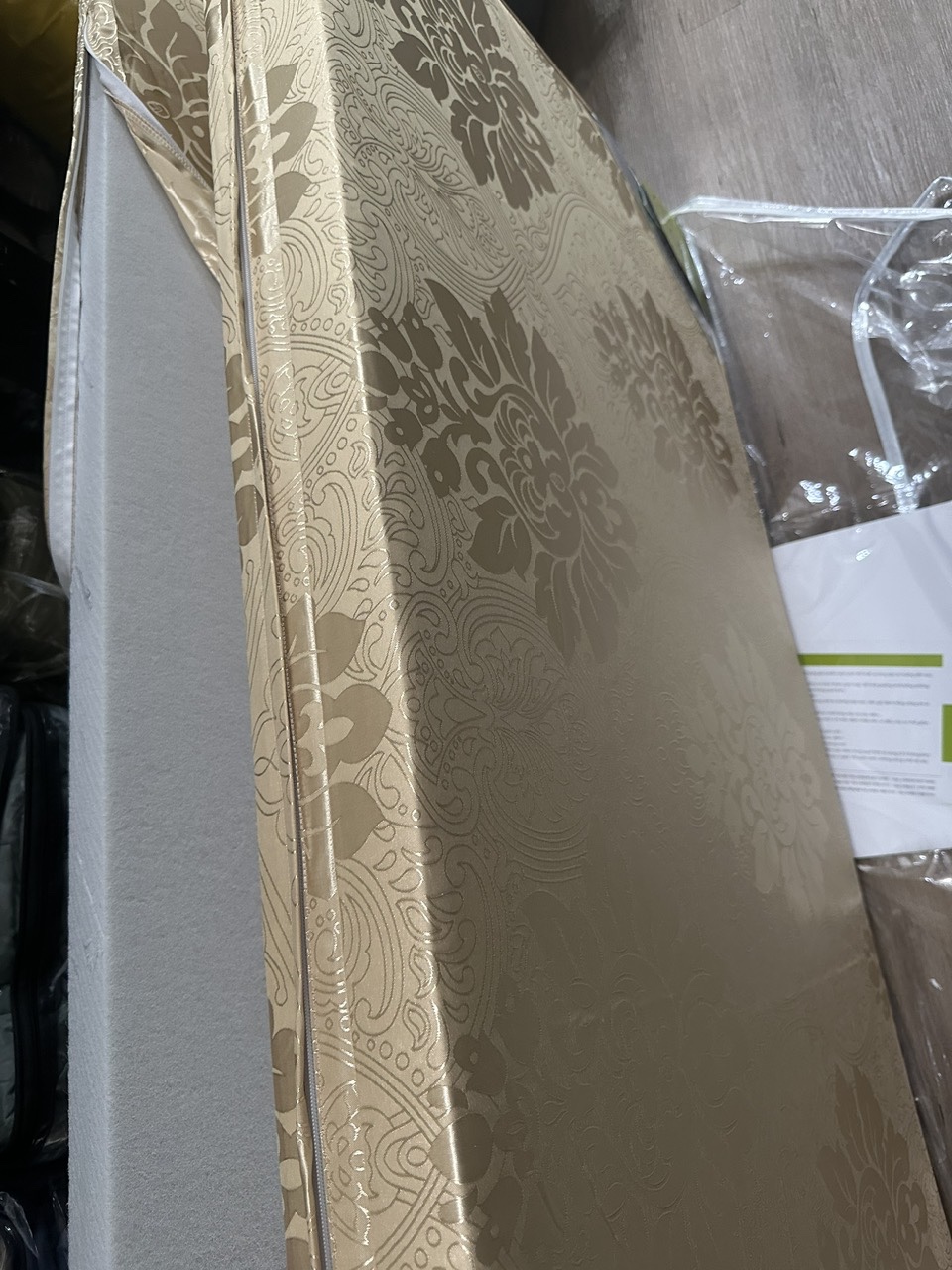 Tháo khóa vòng quanh từng tấm đệm bông ép Everon