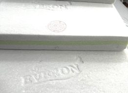 Ruột đệm Everon trắng mịn, có lõi xanh chống khuẩn và chống hàng giả